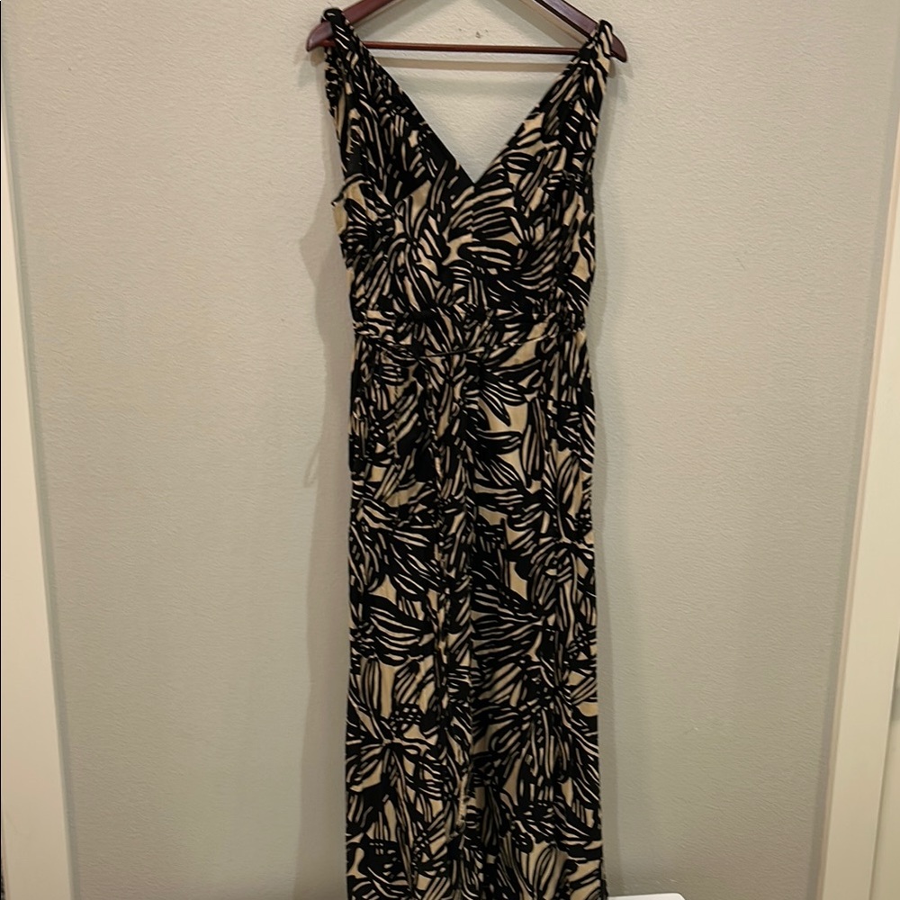 GAP Black and White Ruched Maxi Dress V-Neck Sleeveless